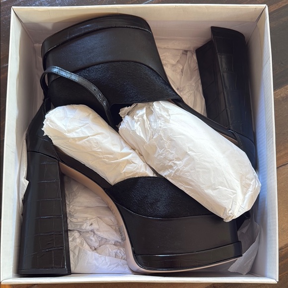 Schutz Croc Embossed Leather Trim Platform Pumps - Picture 2 of 5